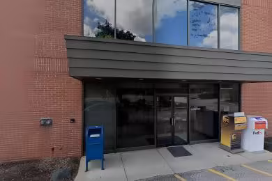 605 East Algonquin Road | Warehouse Rental - Arlington Heights, Illinois